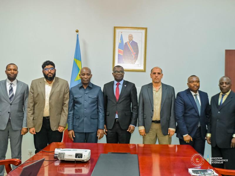 Le ministre Julien Paluku, le gouverneur du Sud-kivu Jean-Jacques Purusi et d'autres personnalités du secteur [photo d'illustration]