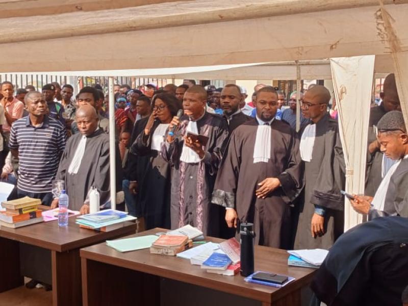 Les avocats de la défense des présumés auteurs à la barre pour présenter leurs moyens de défense
