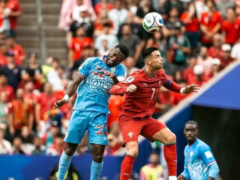 Cristiano Ronaldo en duel aérien avec le défenseur congolais Chancel Mbemba [photo d'illustration]