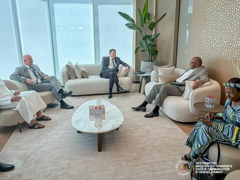 Le VPM Jean-Pierre Bemba en réunion de travail avec Richard Jewsbury, Executive Vice President d’Emirates