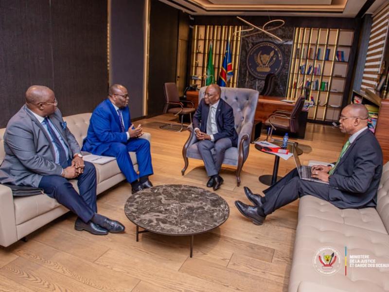 Le ministre de la Justice et Garde de Sceaux Guillaume Ngefa et le Directeur général, Mukota Muteba Mbayo qui a conduit la délégation du FOLUCCO