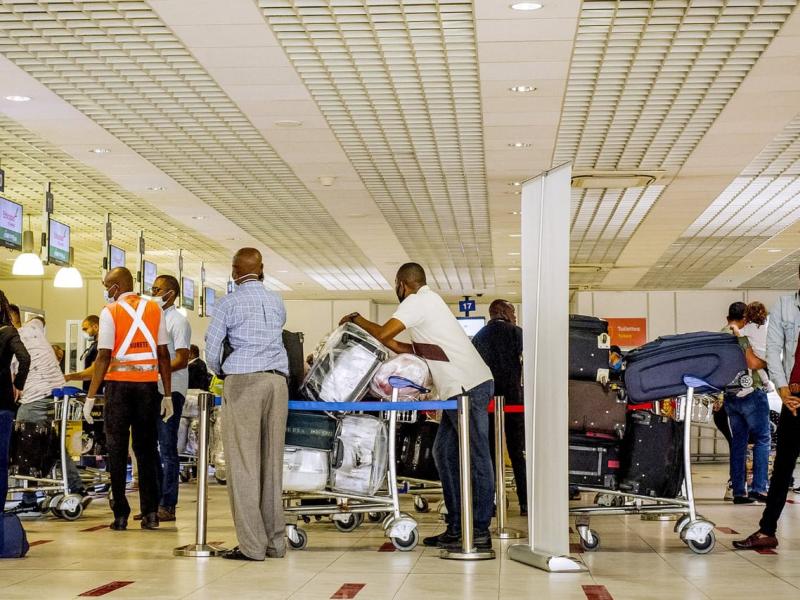 Quelques voyageurs pendant le check-in à l'aéroport international de Ndjili à Kinshasa