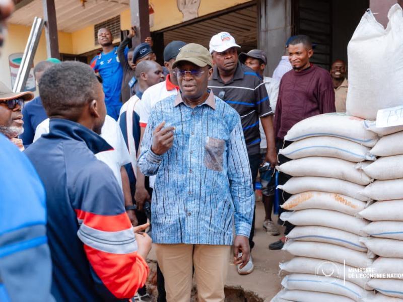 Le VPM en charge de l'Économie nationale visite le marché central de Tshumbe