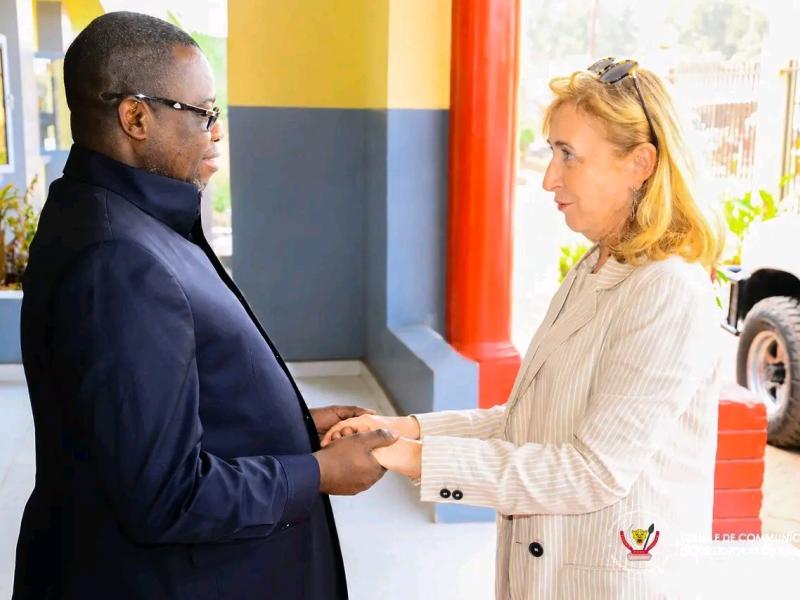 Le gouverneur du Kasaï Maître Crispin Mukendi Bukasa et l’ambassadrice du Royaume d’Espagne en RDC  Del Carmen Díez Orejas