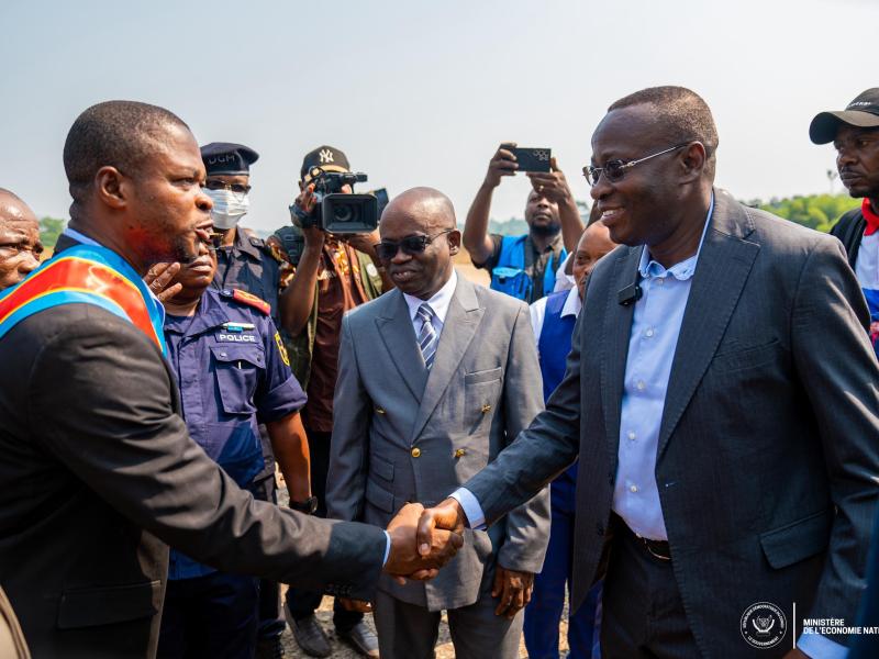 À Lusambo, le Vice-Premier ministre en charge de l'Économie nationale, Daniel Mukoko Samba salue les personnalités de ce coin de la RDC 