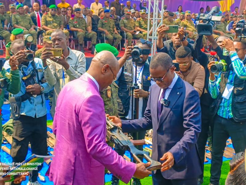 Le ministre délégué Eliezer Ntambwe Mposhi remet symboliquement une arme au VPM de la Défense nationale, samedi 20 juin 2026