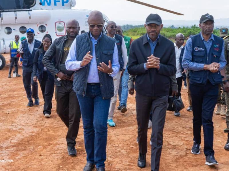 Le ministre de la  Communication et Médias, Patrick Muyaya Katembwe, et son collègue de la Santé, Roger Kamba, à leur arrivée à Bunia