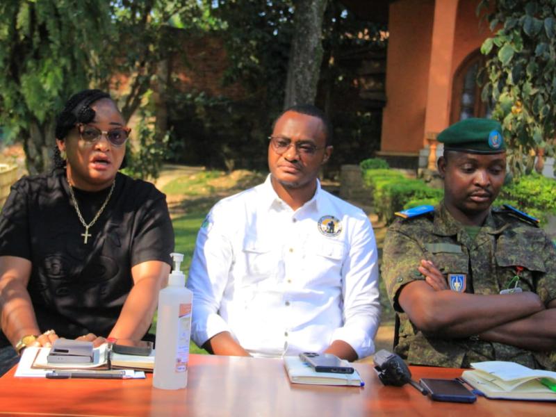 De gauche à droite : la cheffe de la cellule de communication civile du gouvernorat du Nord-Kivu,  le chargé de communication du PNVi et le porte-parole militaire du gouverneur Kakule Somo Evariste