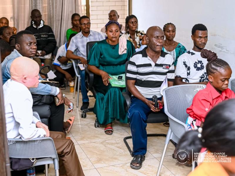 Les personnes vivant avec handicap et autres personnes vulnérables attendent leurs salaires dans une banque à Kinshasa 