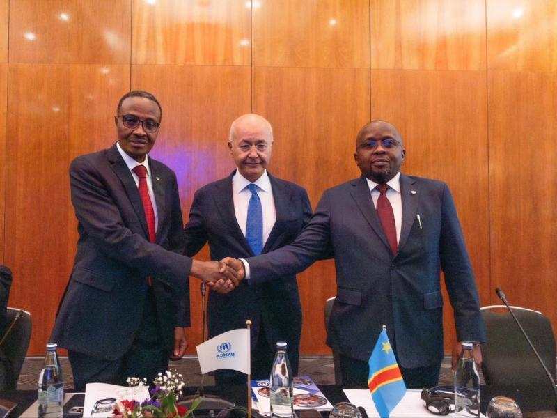 Poignée de mains entre le VPM Jacquemain Shabani, le représentant du Rwanda et du HCR [photo d'illustration]