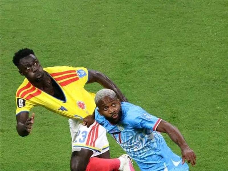 Cédric Bakambu en duel avec le défenseur Colombien Davidson Sanchez.