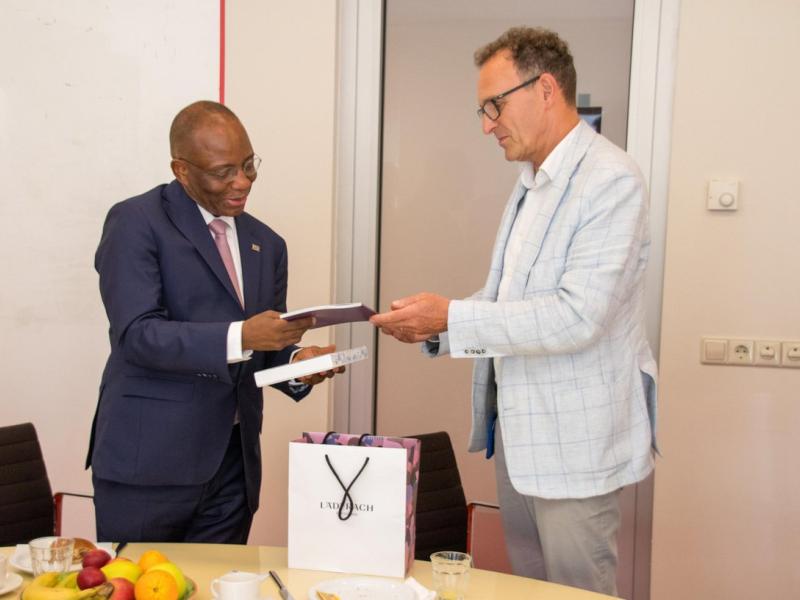 Le ministre de la Justice Guillaume Ngefa reçu par le directeur du NFI, Marc Elsensohn, au Pays-Bas