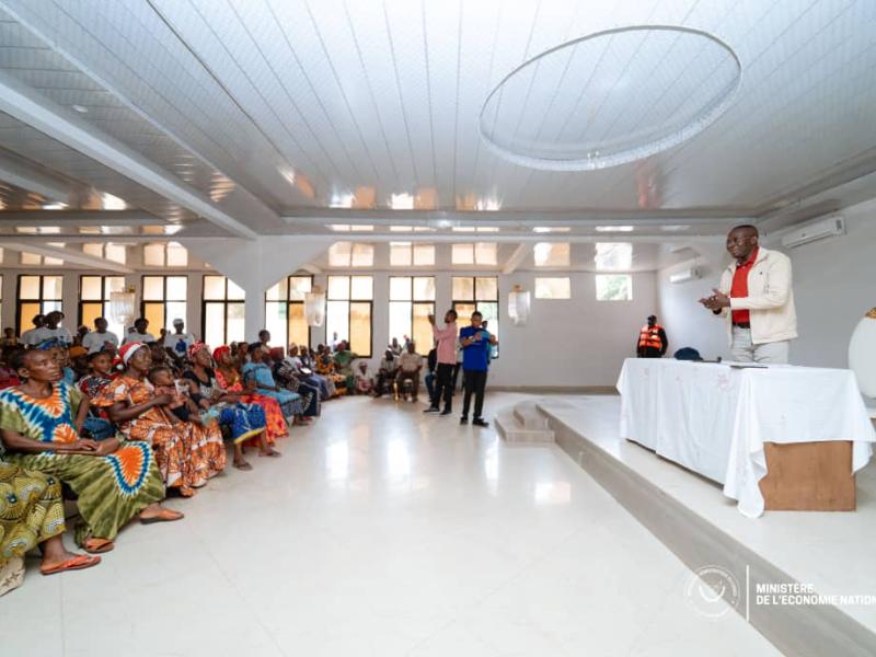 Le VPM Daniel Mukoko Samba échange avec les femmes, membres des mamans maraichères