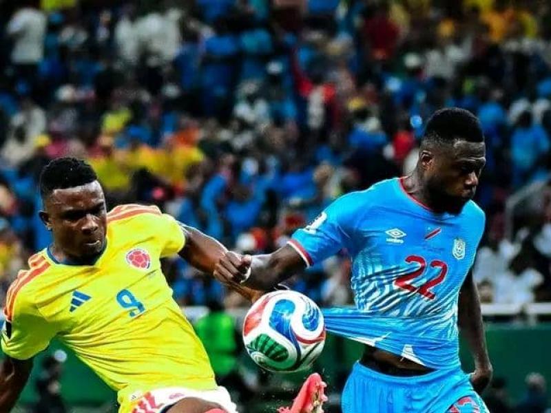 Chancel Mbemba en duel avec un joueur Colombien. [Photo d'illustration]