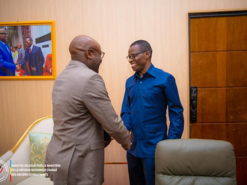 Le ministre délégué Eliezer Ntambwe et l'ambassadeur plénipotentiaire du Burundi en RDC, le 24 juin à Kinshasa