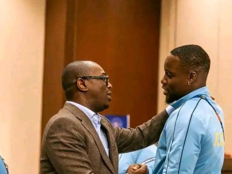 Le 2è vice-président de la FECOFA Amadou Diaby, et le gardien des Léopards Lionel Mpasi au Camp de base des Fauves Congolais à Houston