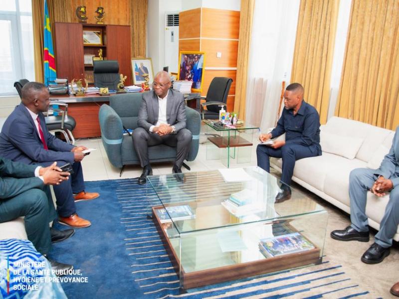 Le ministre de la Santé Roger Kamba et les élus nationaux du Kwilu, le 25 juin 2026