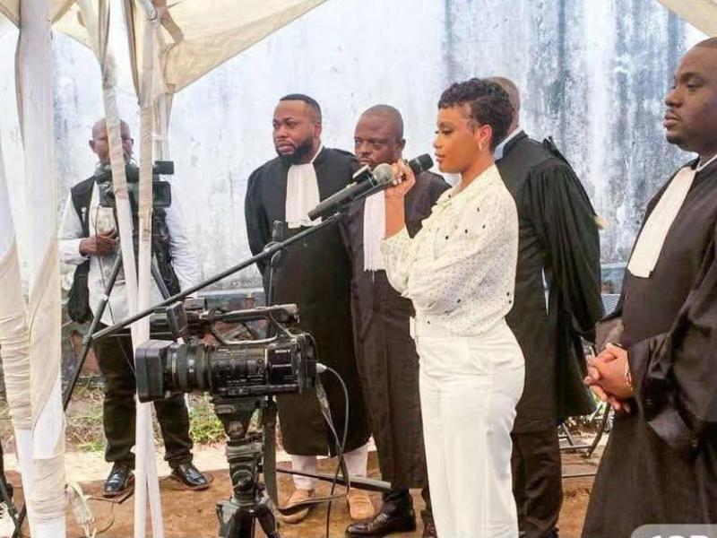 La chanteuse congolaise Déborah Mulanga Tshimpaka dit Rebo Tshulo lors d'une audience au tribunal militaire de garnison de Kinshasa-Ngaliema