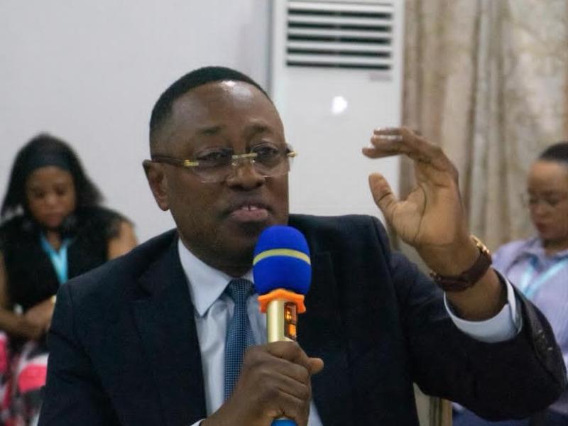 Magloire Kabemba, ministre provincial des finances publiques de Kinshasa, en train de mandater 72 nouveaux vérificateurs du Quitus Fiscal formés