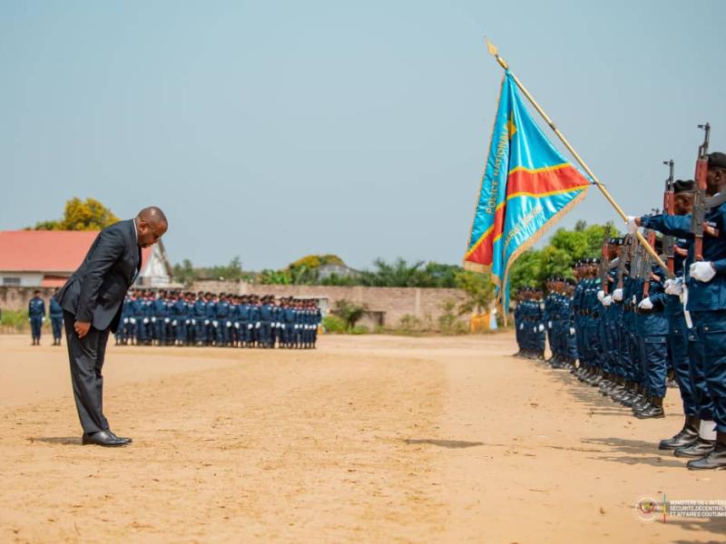 Le VPM de l'Interieur Jacquemain Shabani Lukoo passant en revue les nouveaux policiers sortis de la formation au centre de Kasangulu dans le Kongo Central