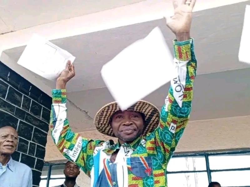 Le maire de la ville de Tshikapa, Faustin Lumuluabu, devant les militants et militantes de L’UDPS dans une matinée politique