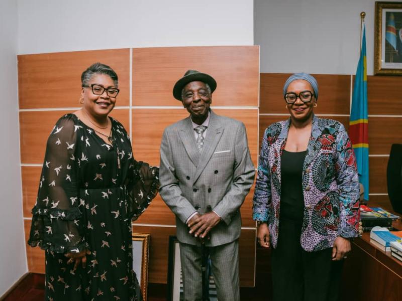 Peintre Mavinga Ma Nkondo, entouré à sa gauche de la Première Ministre Judith Suminwa, et à sa gauche de la ministre de la Culture, Arts et Patrimoine, Yolande Elebe