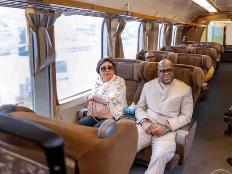 Félix Tshisekedi et son épouse à bord d'une locomotive.