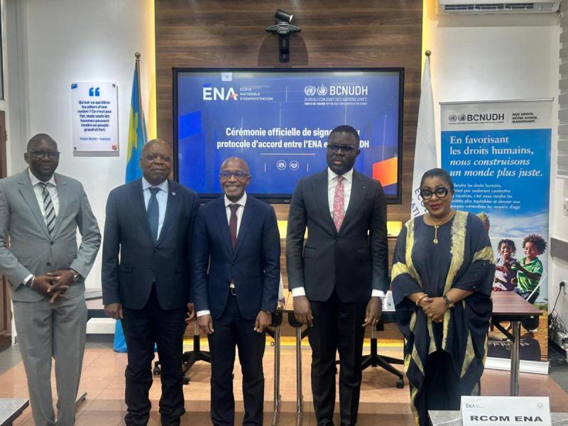 Au centre, Tombola Muke (ENA) et Patrice Vahard (BCNUDH) lors de la signature de leur protocole d’accord, le 5 juin 2026 à Kinshasa [photo d’illustration]