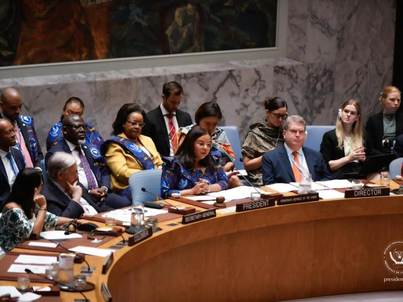 La ministre d'État Thérèse Kayikwamba Wagner,  présidant les débats autour de la gouvernance des ressources, au Conseil de sécurité de l'ONU,  à New York