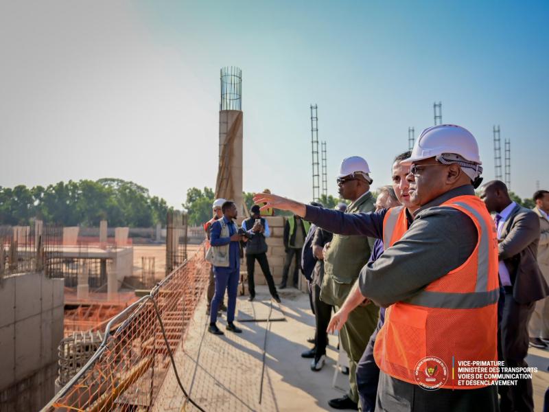 Le VPM Jean-Pierre Bemba inspecte les travaux de modernisation d’un des aéroports de la RDC