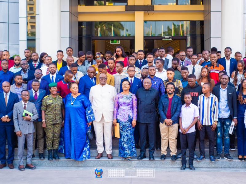 Une Photo de famille entre le rapporteur de l'Assemblée nationale et les jeunes, lors du lancement officiel du programme national avec la Jeunesse ce mardi 30 juin 2026
