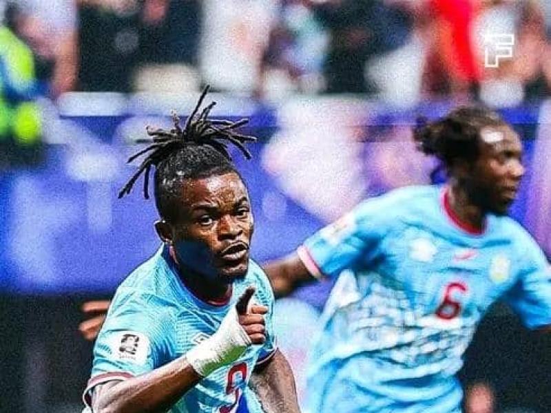 Bryan Cipenga et Ngal'ayel Mukau en pleine célébration du but marqué face à l'Angleterre.