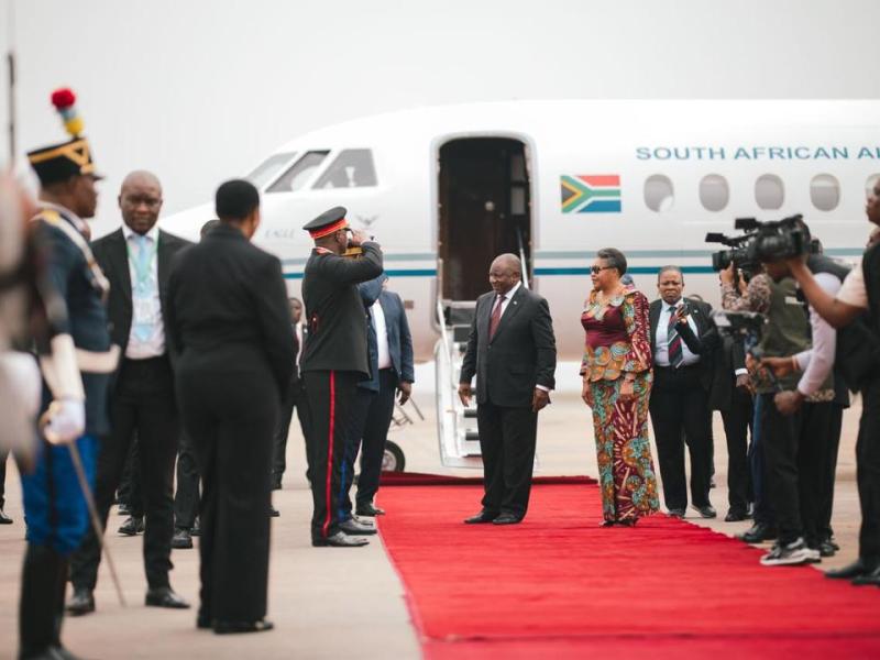 Le président Sud-africain, Cyril Ramaphosa, reçu par la Première ministre Judith Suminwa, à l’aéroport de N’Djili