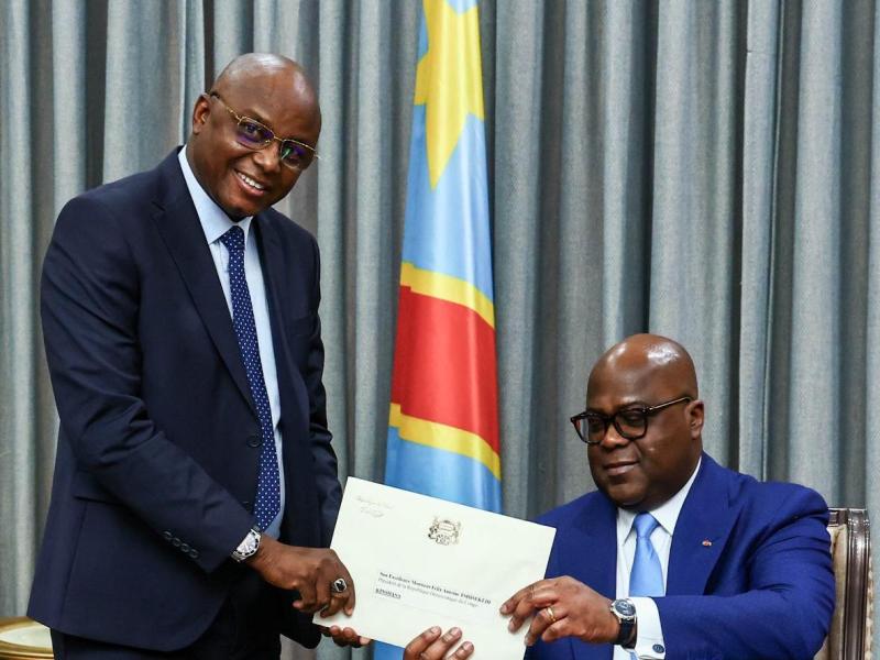 Le président congolais Félix Antoine Tshisekedi recevant des mains du ministre Tchadien de l'Eau et de l'Energie, Passalé Kanabé Marcelin, l'invitation à participer au Forum africain sur l'Eau et Énergie, prévu N'Djamena.