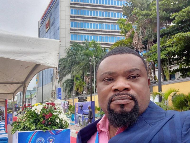 Le journaliste Martinez Ngyaluka lors de la couverture médiatique de l’inauguration du nouveau bâtiment de l’IGF