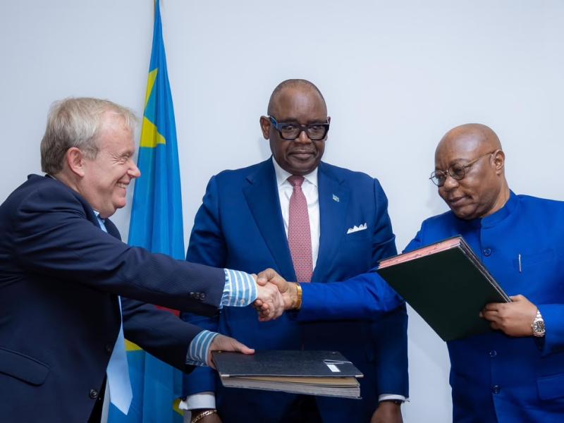 Échange des procès-verbaux après la signature du contrat entre FOMIN et ADEqx platform devant le ministre des mines