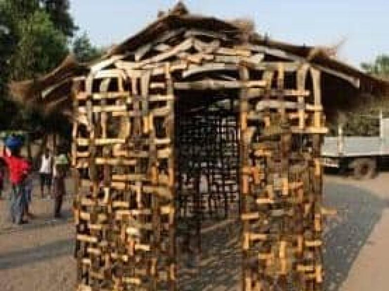Une oeuvre d'art du sculpteur congolais Freddy Tsimba