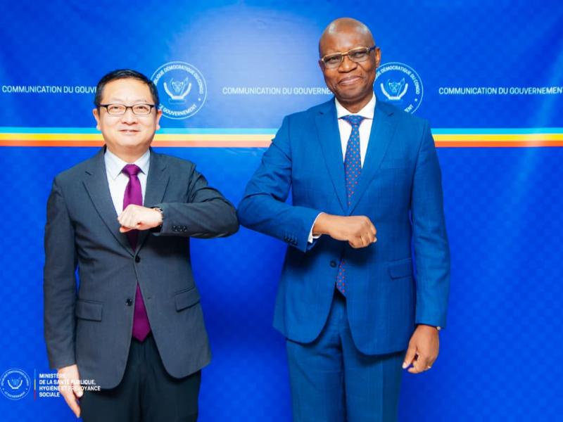 L'ambassadeur de la Chine en RDC, Zhau Bin et le ministre congolais de la Santé publique, hygiène et prévoyance sociale, le Dr Samuel Roger Kamba