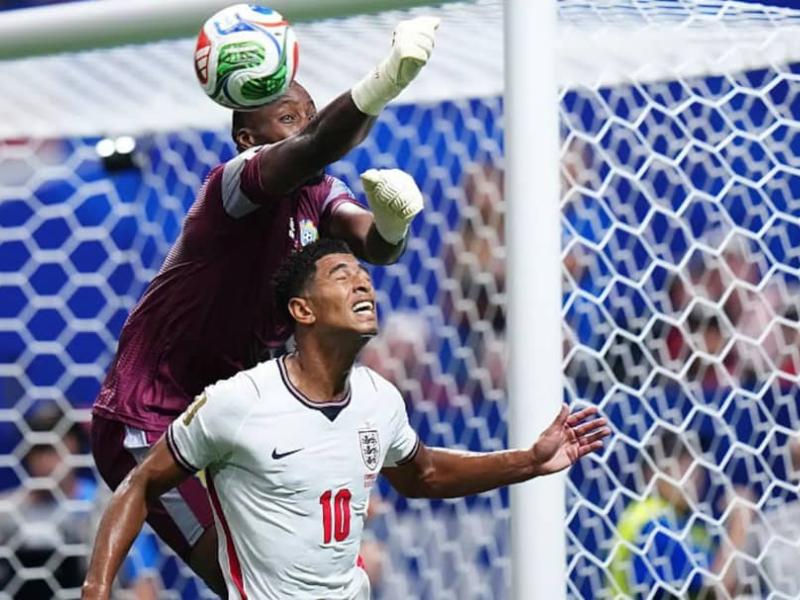 Le gardien congolais Lionel Mpasi dans un duel avec le milieu de terrain anglais Jude Bellingham en 16e de finale de la Coupe du Monde 2026 aux États-Unis