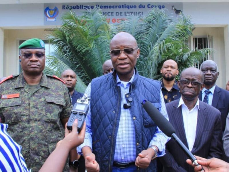 Le ministre de la Santé,  Dr Samuel Roger Kamba, accompagné du gouverneur militaire de l’Ituri devant la presse à Bunia