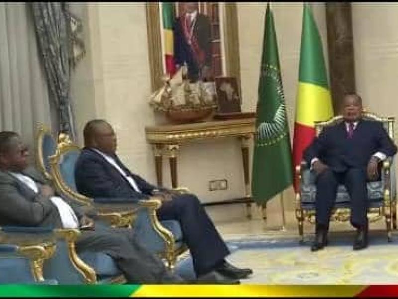 Échange entre le chef de l'État de la République du Congo, Denis Sassou Nguesso, et le Cardinal Ambo, accompagné de Mgr Nsole