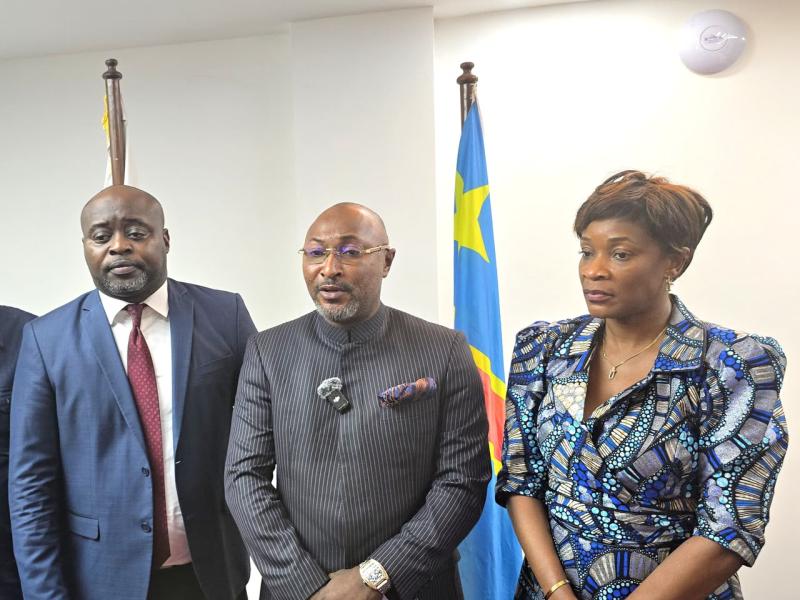 Le ministre provincial des transports, Jésus - Noël Sheke, accompagné des autres membres de l’APDNK
