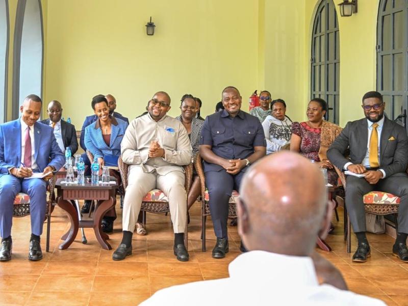 La délégation congolaise conduite par le ministre de l'intégration régionale Floribert Anzuluni devant le président ougandais Yoweri Museveni [ photo d'illustration]