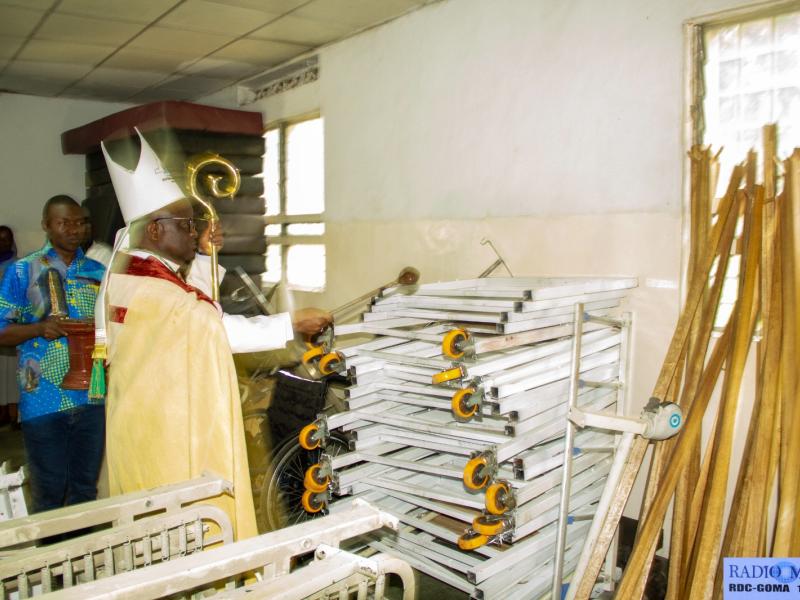 Mgr Willy NGUMBI NGENGELE réceptionne et bénit les matériels et équipements du Centre de Santé de Référence de BUGUSA, don des ressortissants de Jomba