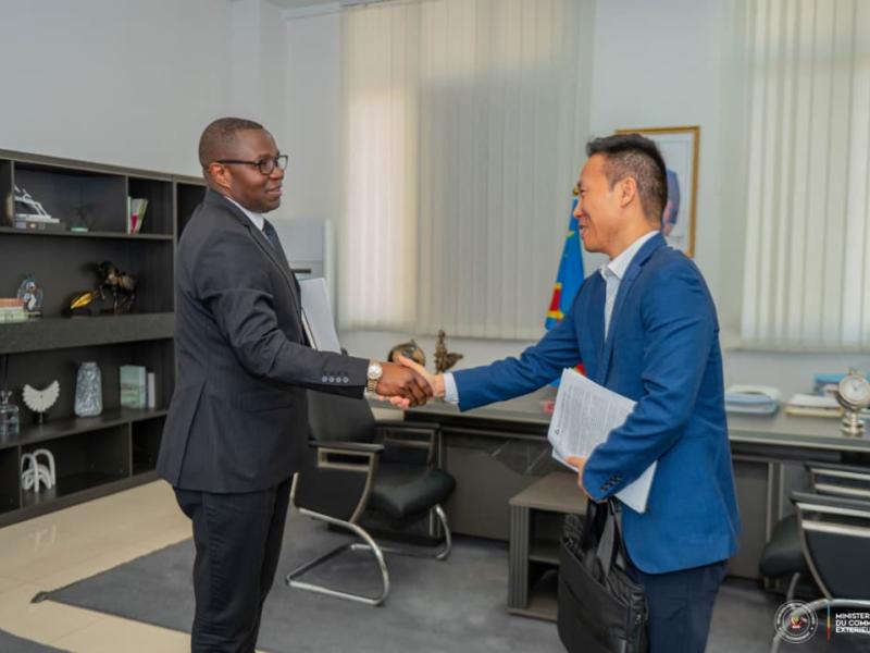Le ministre du Commerce extérieur, Julien Paluku Kahongya, et Kévin Wang, représentant de Manono Lithium en RDC