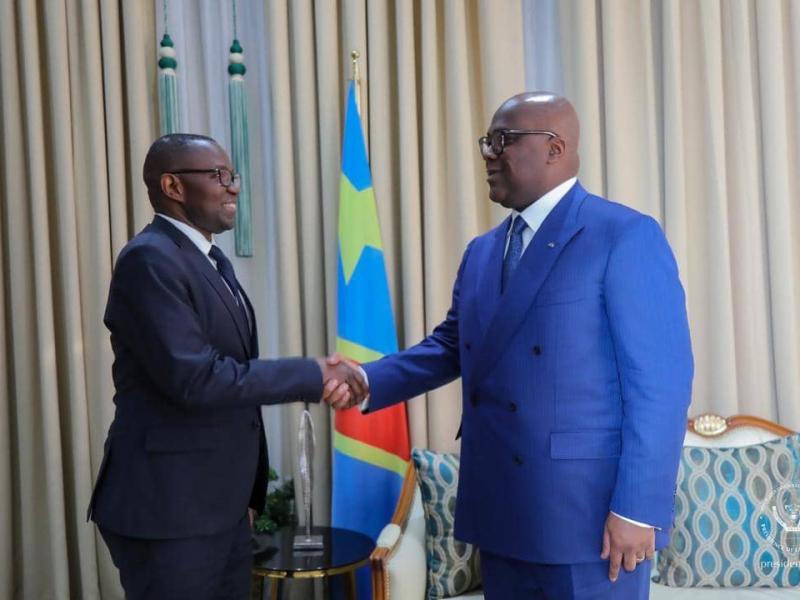 Poignée de main entre le ministre Julien Paluku Kahongya et le Président de la République Félix Tshisekedi