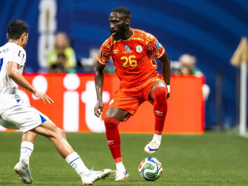 Le latéral gauche congolais Arthur Masuaku en duel avec un joueur ouzbek lors de la 3e journée du groupe K au Mondial 2026