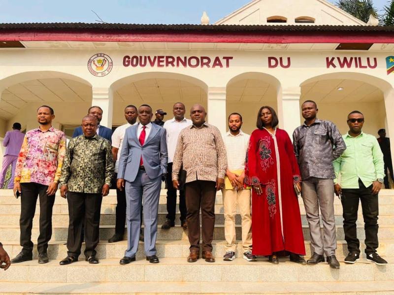 Le gouverneur du Kwilu entouré d’experts nationaux de sécurité sanitaire