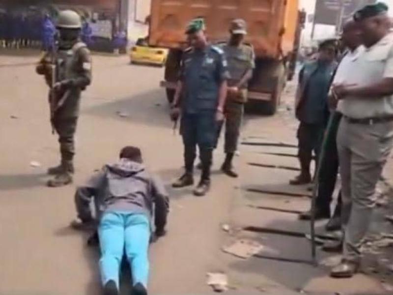 Un jeune contraint à faire des pompes après avoir jeté une bouteille vide à Kinshasa devant les agents du Service national.