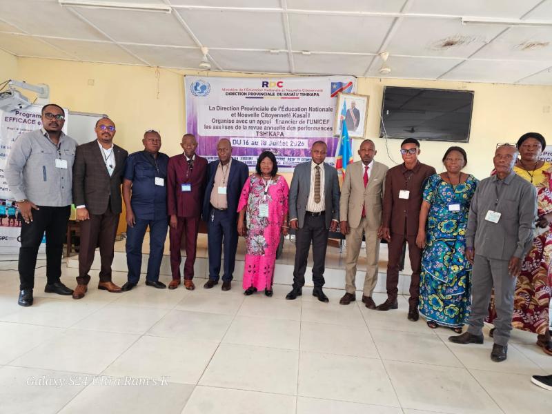 Le vice gouverneur du Kasaï,  la PROVED de la province éducationnelle kasai 1 et les différents gestionnaire une photo de famille après prem  la journée
